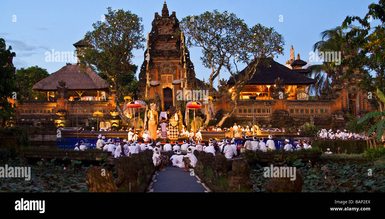 Tempel in Ubud während der Koningan Zeremonie Bali Indonesien Stockfoto