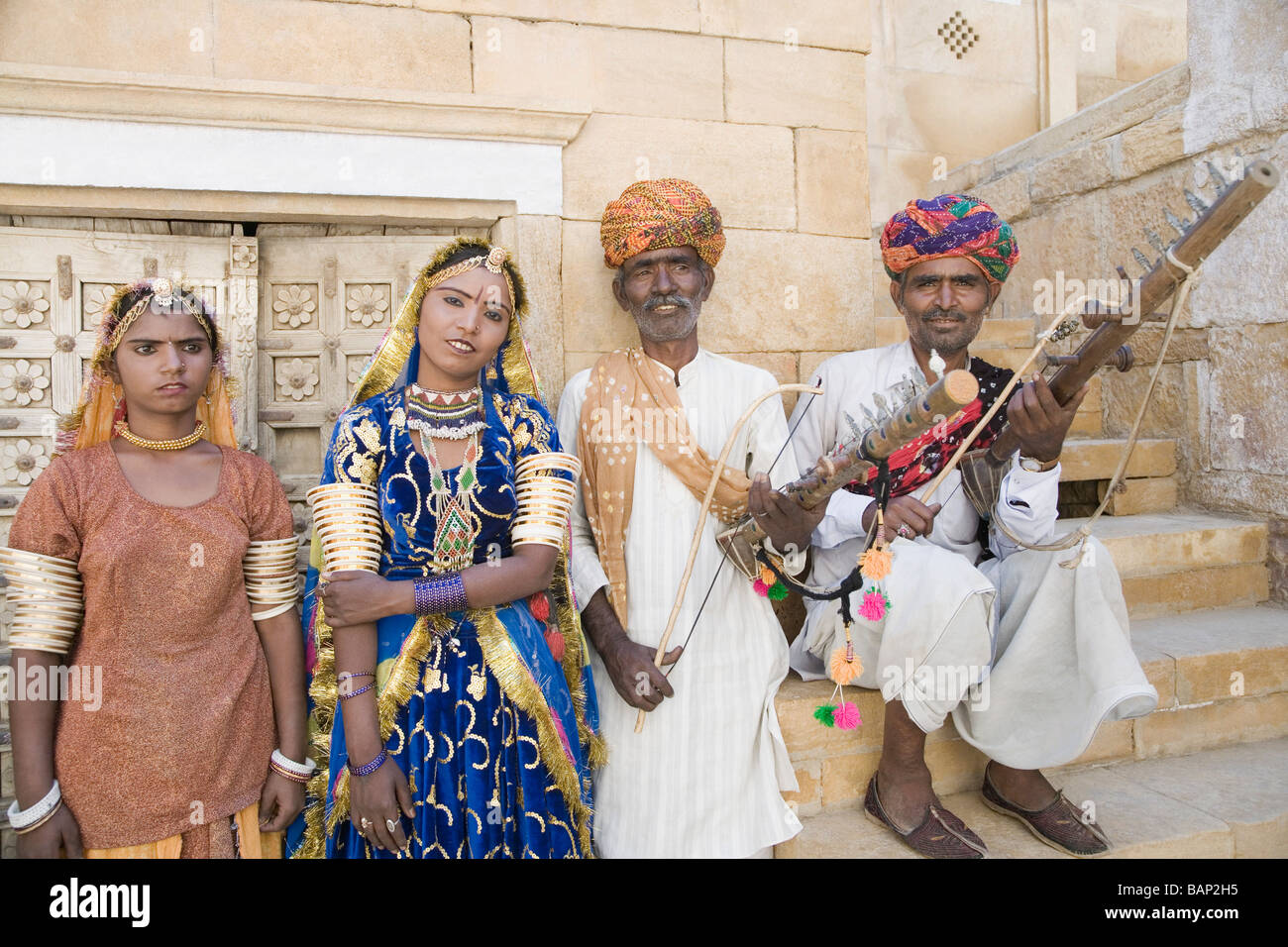 Volkstänzer vor einem Gebäude, Jaisalmer, Rajasthan, Indien Stockfoto
