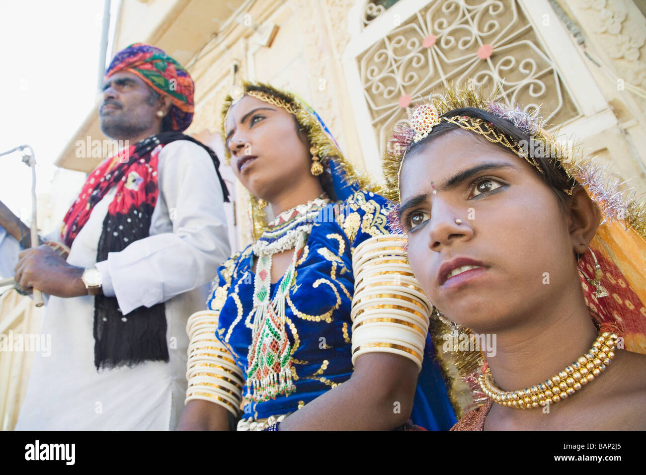 Volkstänzer vor einem Gebäude, Jaisalmer, Rajasthan, Indien Stockfoto