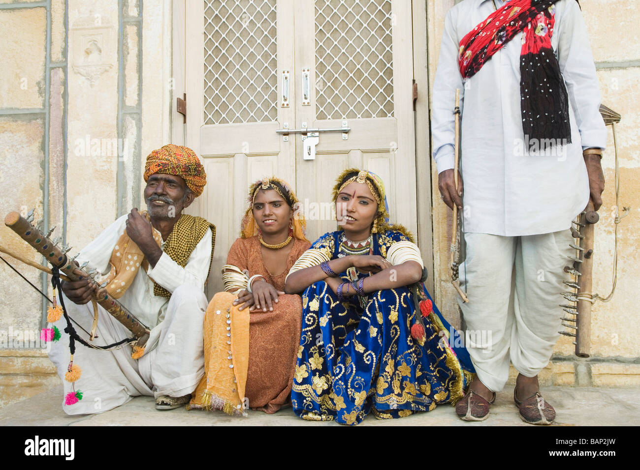 Volkstänzer sitzt vor einem Gebäude, Jaisalmer, Rajasthan, Indien Stockfoto