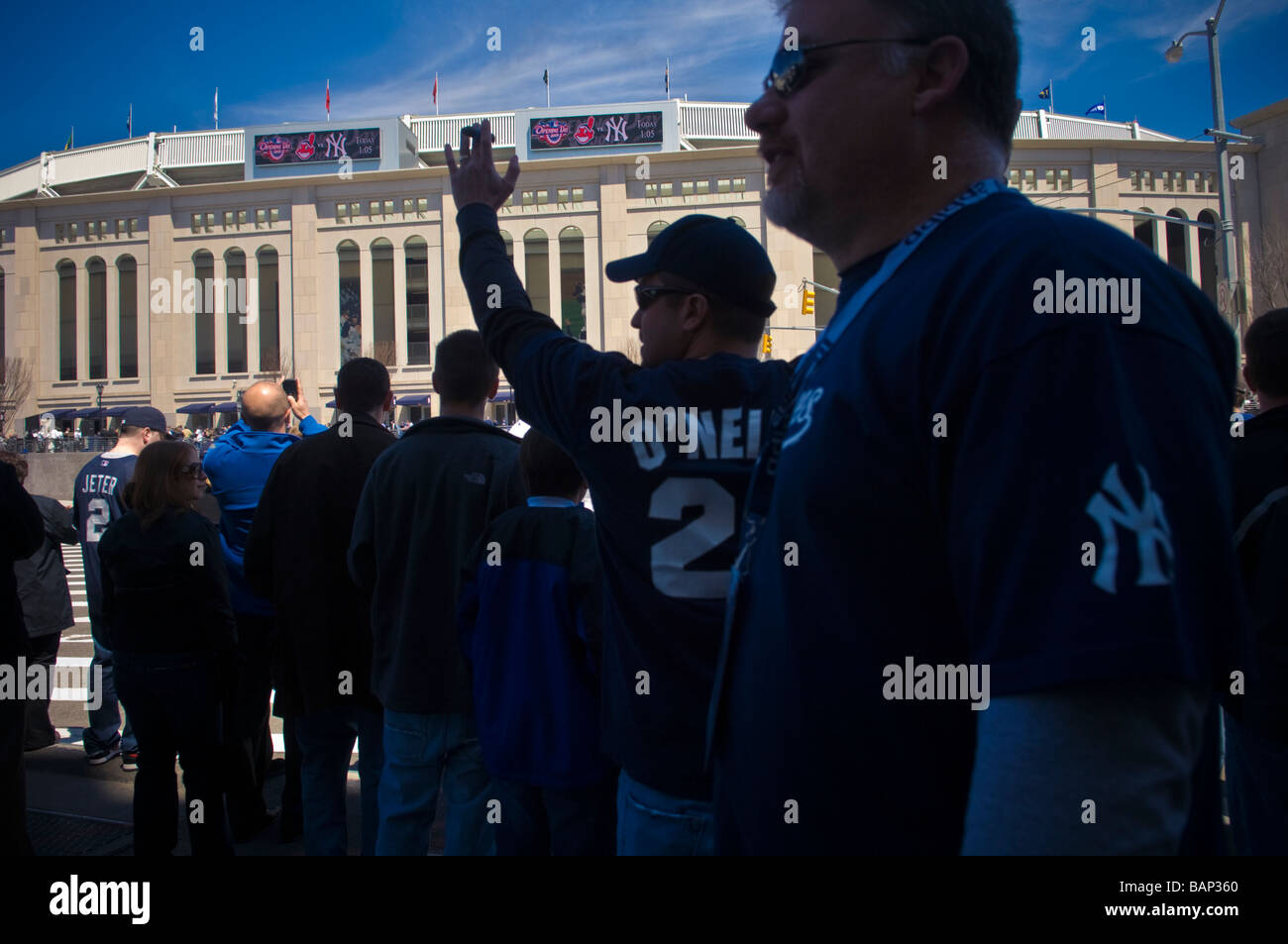 Fans kommen zum Hause Auftakt im neuen Yankee Stadium im New Yorker Stadtteil Bronx Stockfoto