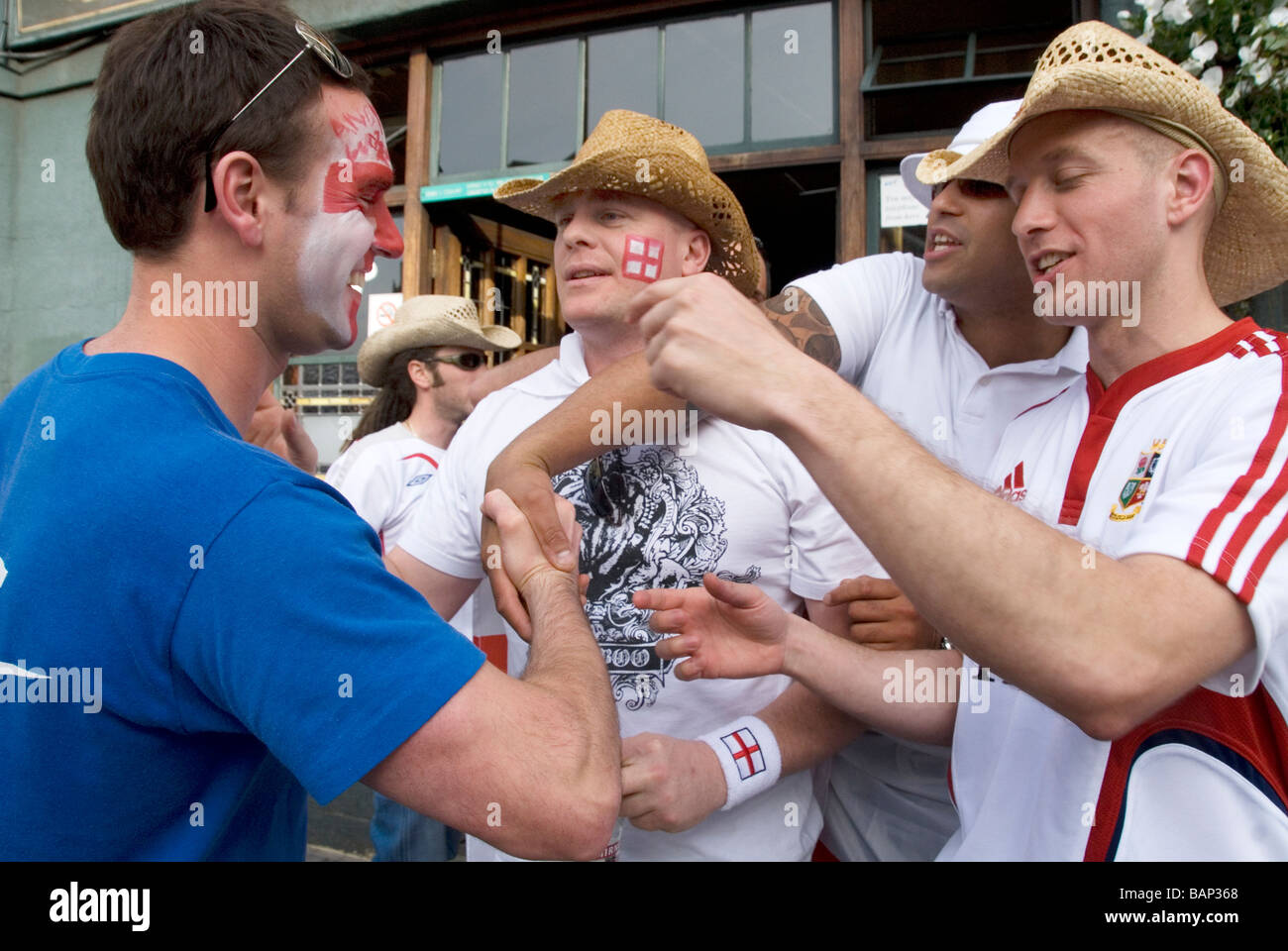 St George s Tag 23. April 2009 Männer trinken in der Stadt nach der Arbeit Stockfoto