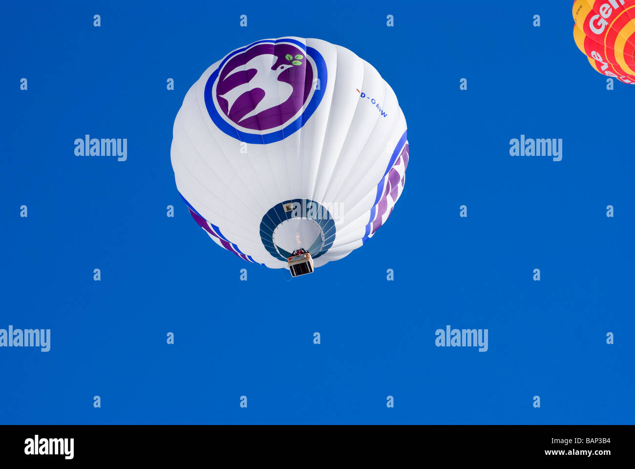Heißluftballons steigen in den klaren blauen Himmel an der 2009 Chateau d Oex Ballon-festival Stockfoto