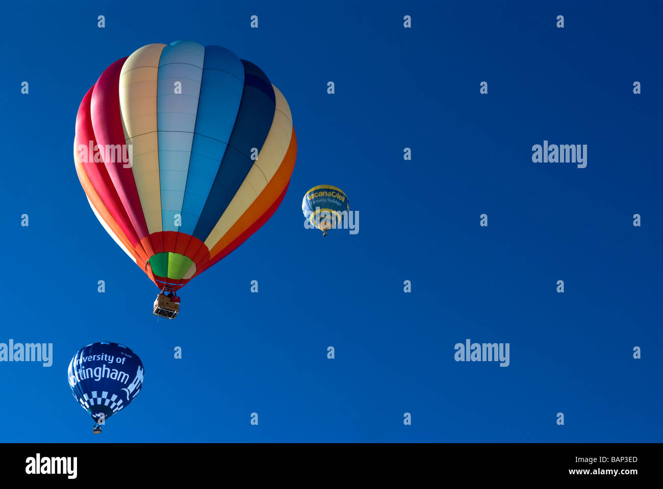Heißluftballons isoliert auf einem blauen Himmel: 2009 Chateau d ' Oex internationale Heißluftballon Festival, Schweiz, Europa Stockfoto