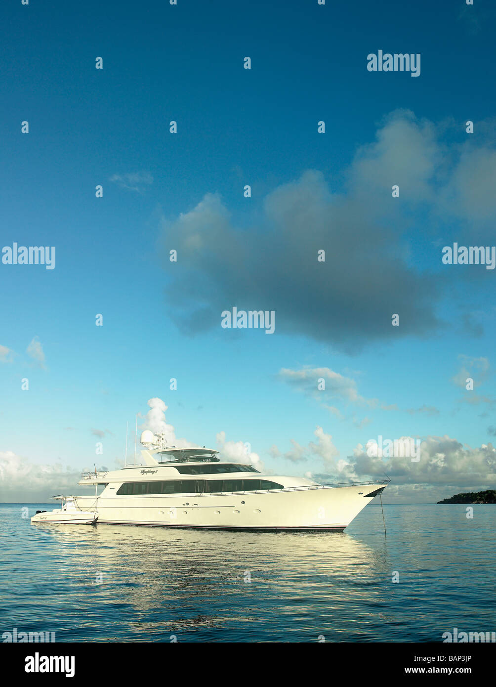 Superyacht verankert im blauen Wasser der Karibik Anguilla Anguilla ist ein britisches Überseegebiet in der Karibik Stockfoto