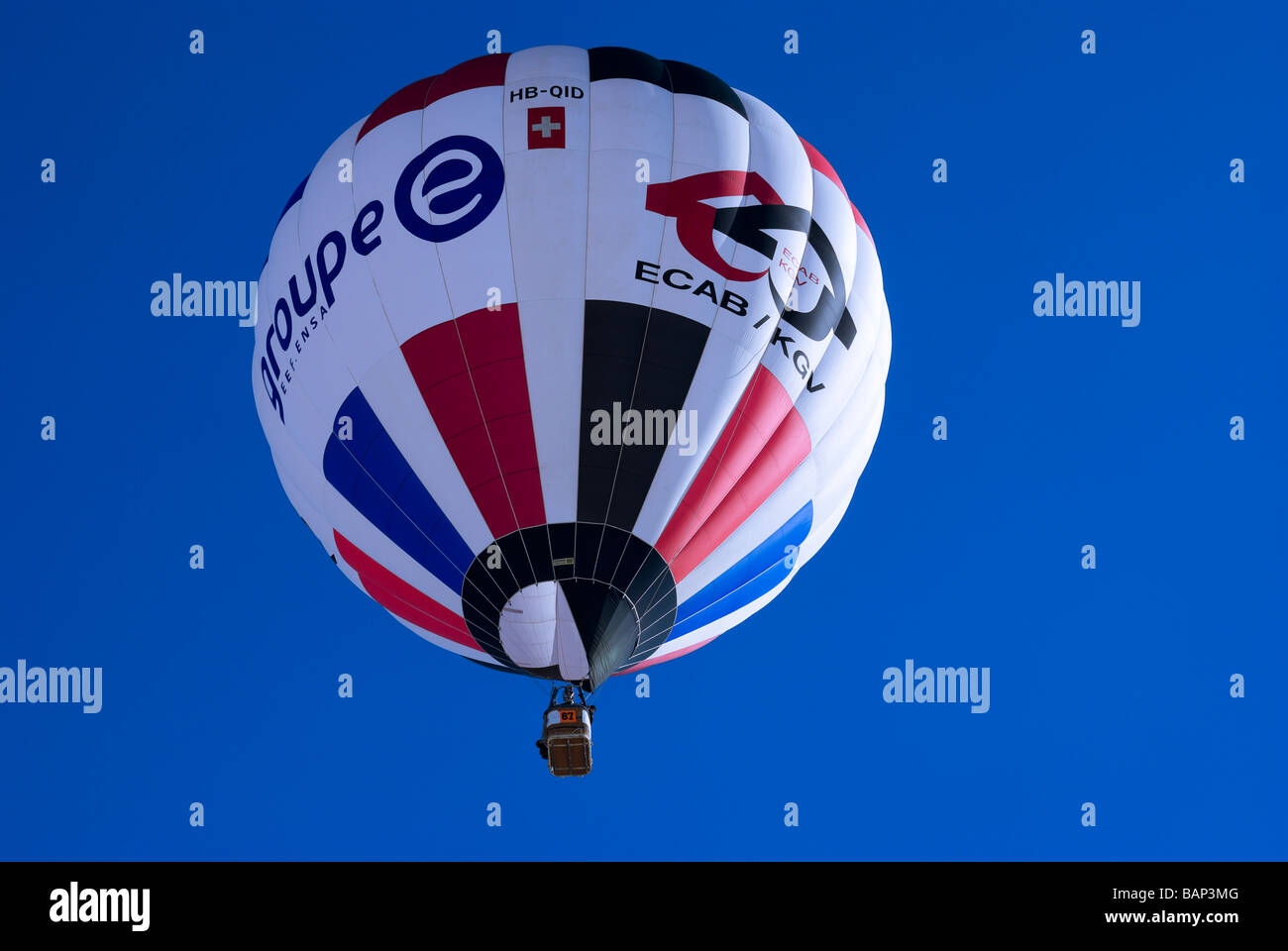 Heißluftballons isoliert auf einem blauen Himmel: 2009 Chateau d ' Oex internationale Heißluftballon Festival, Schweiz, Europa Stockfoto