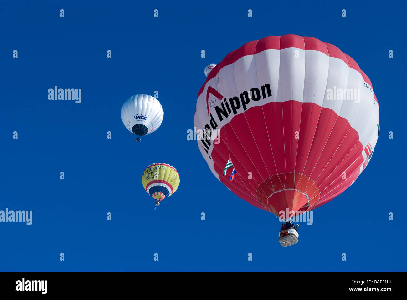 Heißluftballons isoliert auf einem blauen Himmel: 2009 Chateau d ' Oex internationale Heißluftballon Festival, Schweiz, Europa Stockfoto