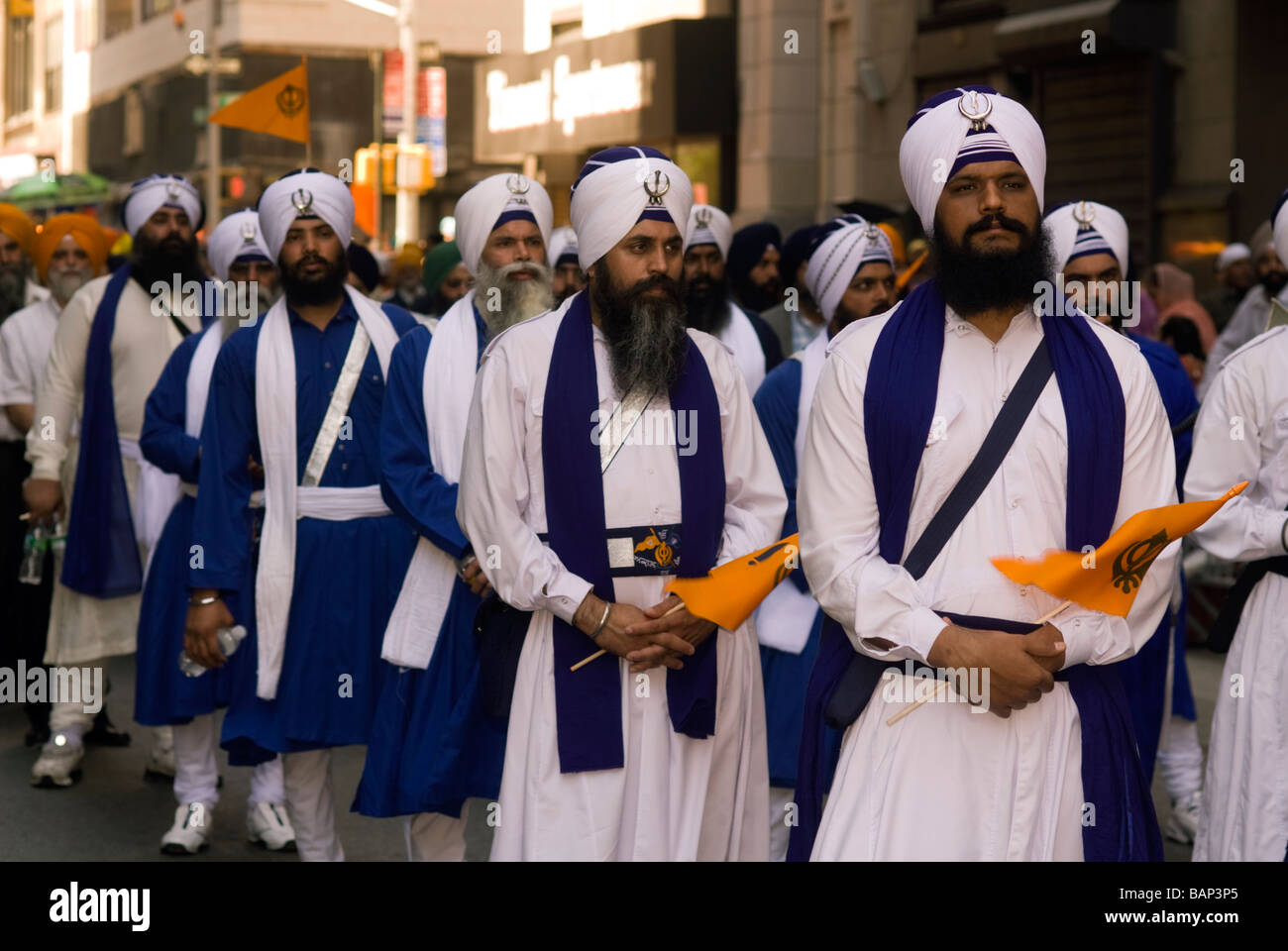 Tausende beobachten und teilnehmen an der 22. jährlichen Sikh Day Parade in New York Stockfoto