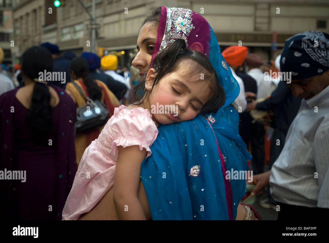 Mutter und Kind in der 22. jährlichen Sikh Day Parade Stockfoto