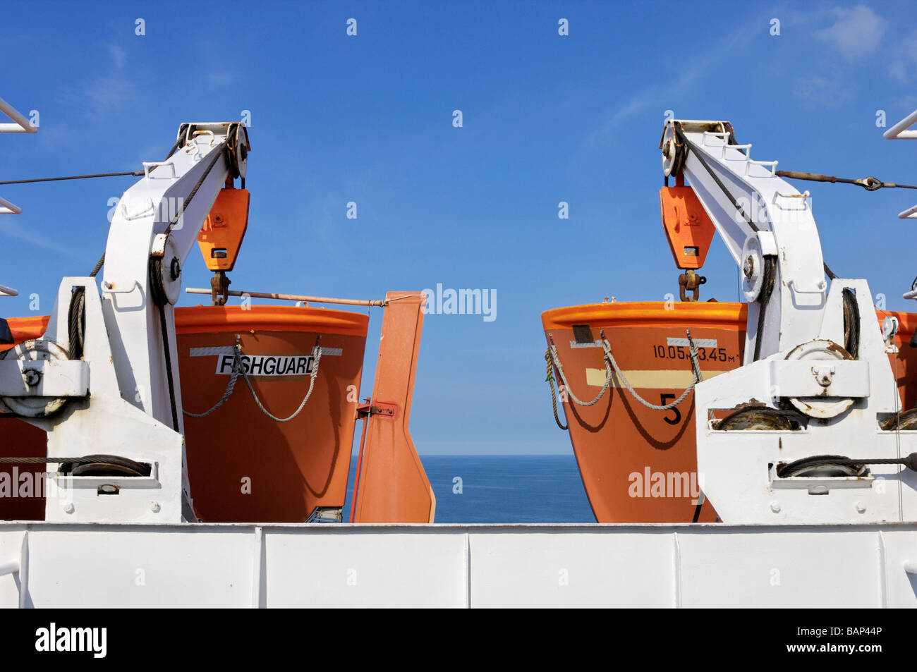 Orange an Bord Rettungsboote Stockfoto