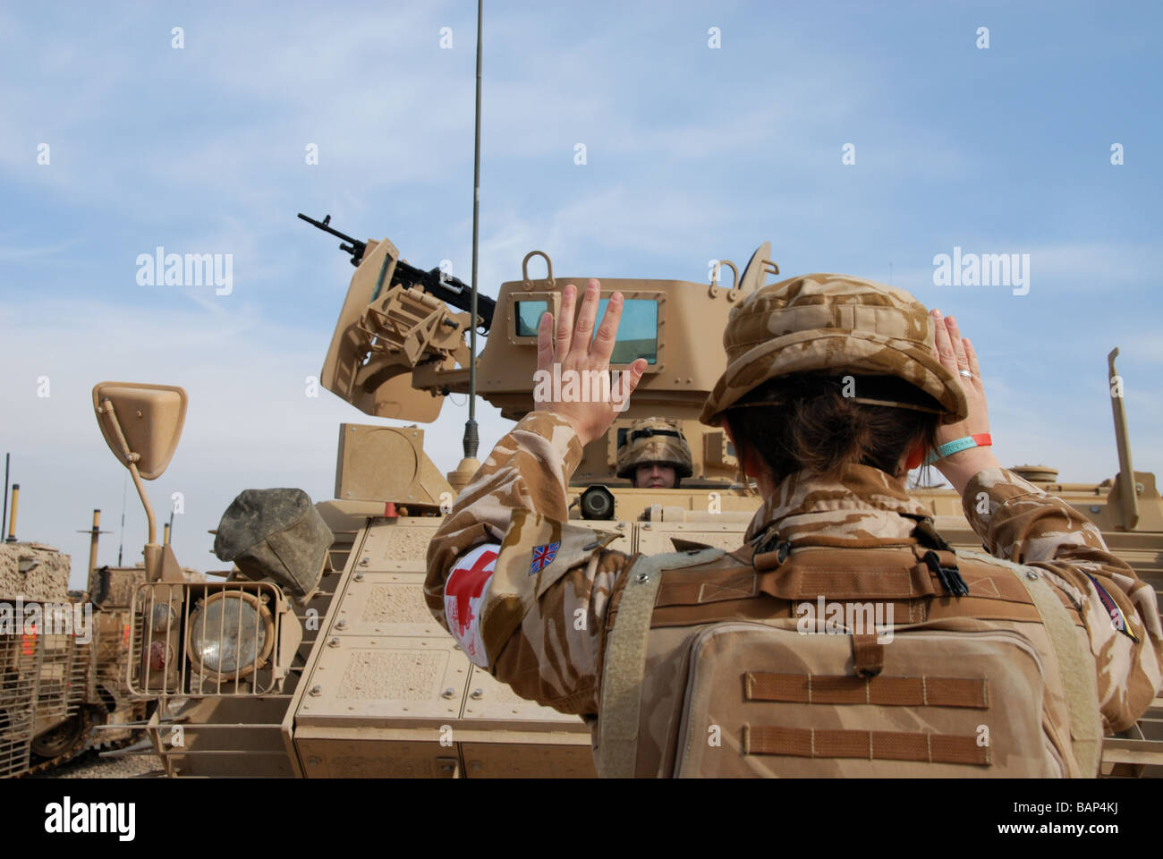 Parking the Bulldog armoured ambulance Cpl Lorraine Seward 26 Bulldog commander guides Private Gemma Owens Stockfoto