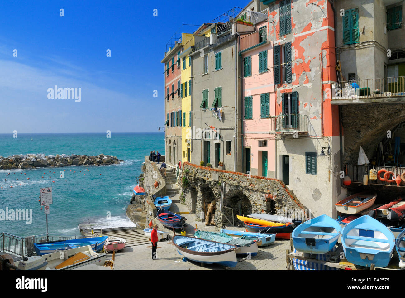 Der Hafen und die Stadt Plaza des kleinen Meer Dorf Riomaggiore Cinque Terre Ligurien Italien Stockfoto