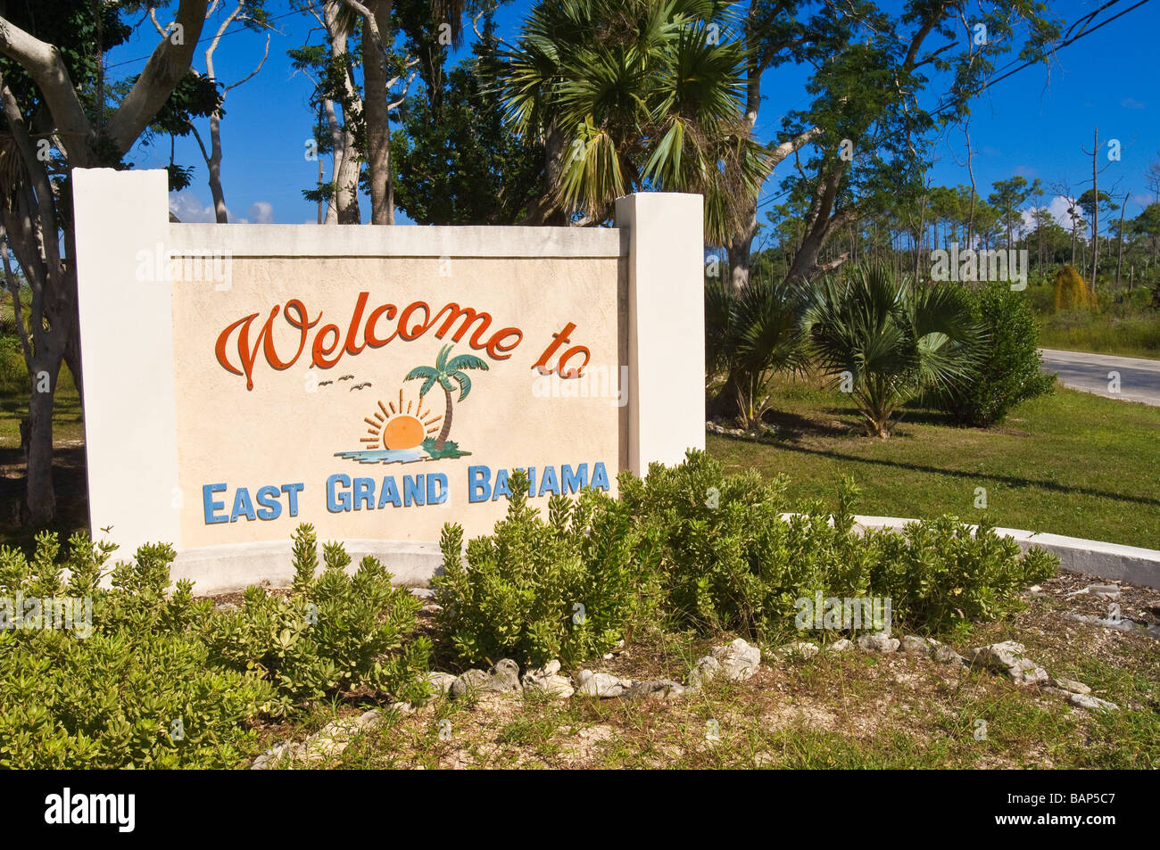 Willkommen Zeichen in East Grand Bahama Bezirk, High Rock, Bahamas. Stockfoto