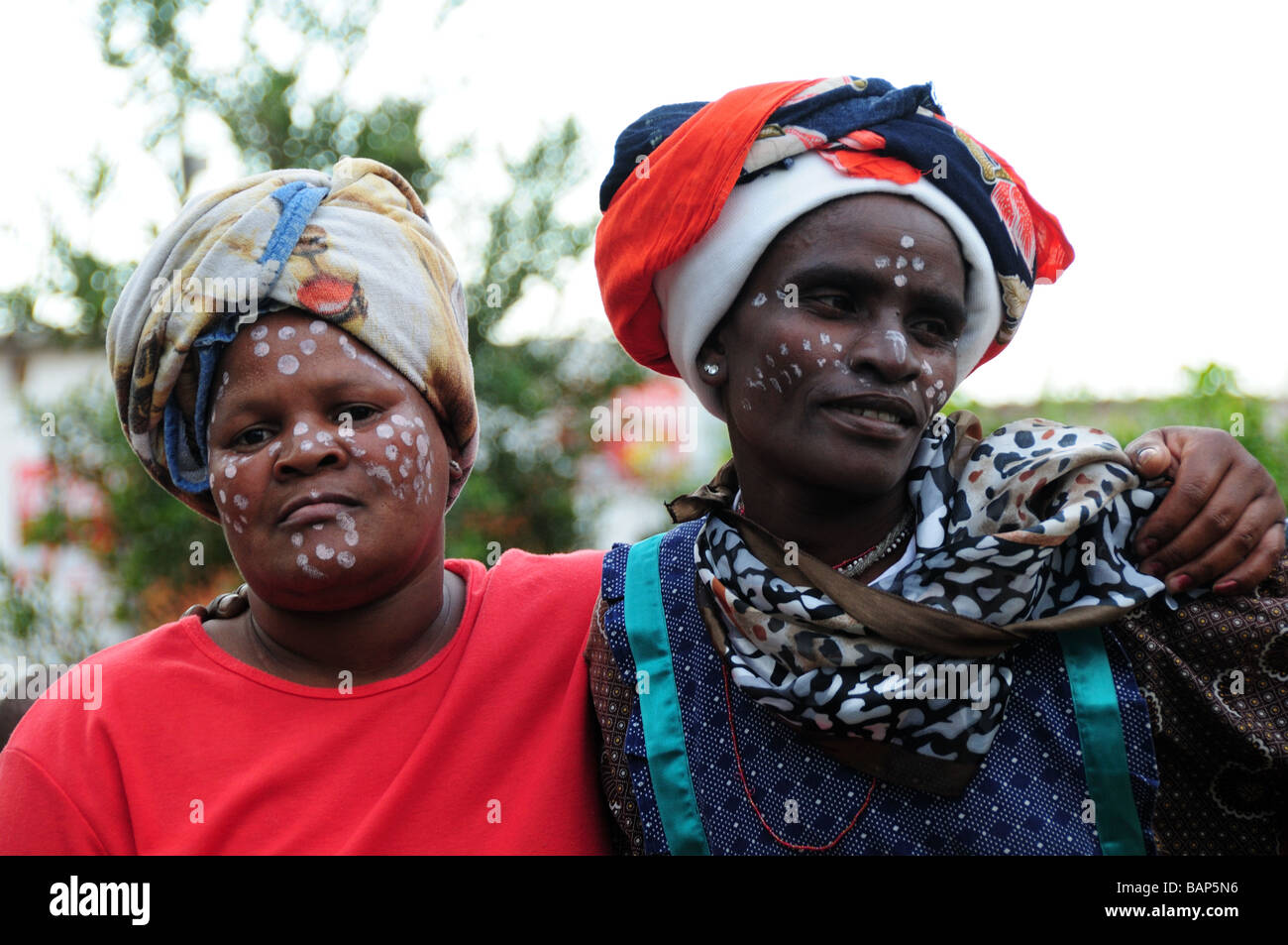 Township in Südafrika Stammesfrauen bemalte Gesichter Stockfoto