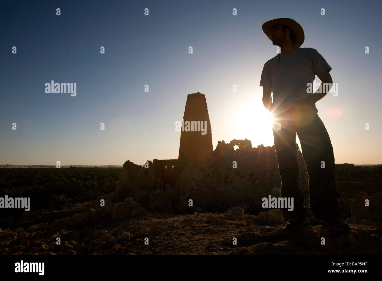 Siwa Oase, Ägypten; Mann trägt einen Hut am Orakel von Amun-Tempel Stockfoto