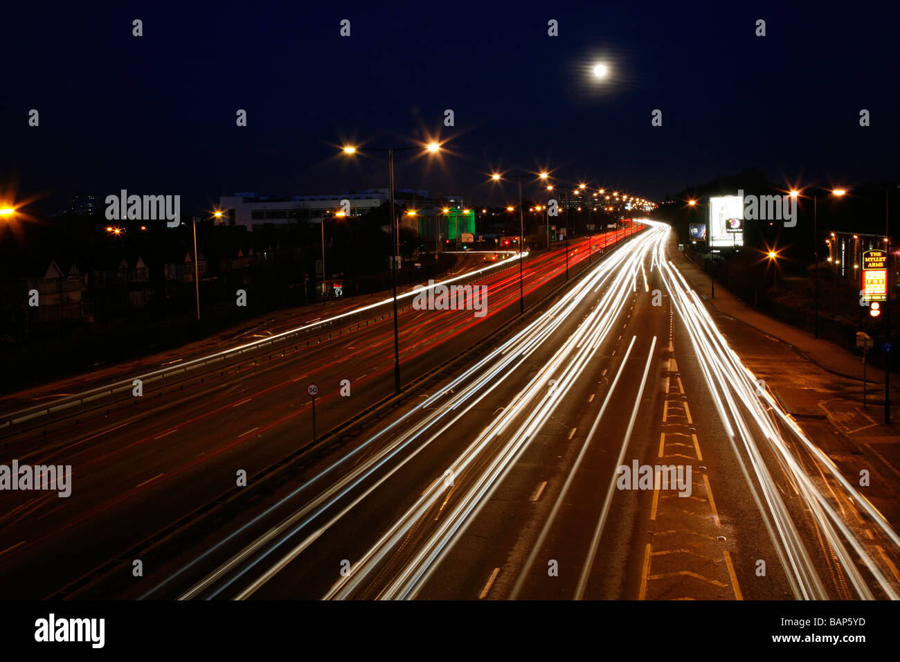 Feierabendverkehr auf der A40 Straße vorbei an der Hoover Building, Perivale, London, UK Stockfoto