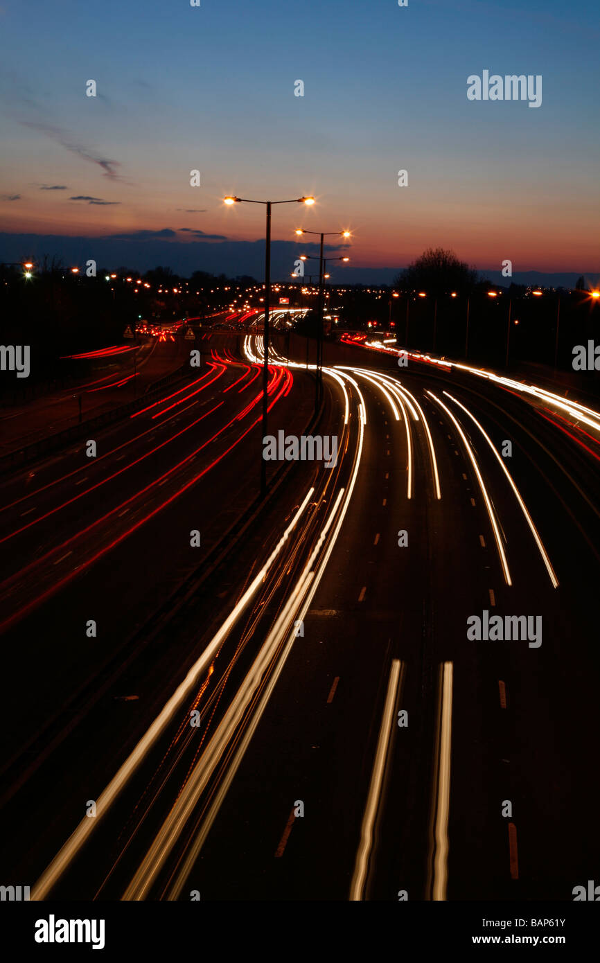 Feierabendverkehr auf A40 Road, Greenford, London, UK Stockfoto