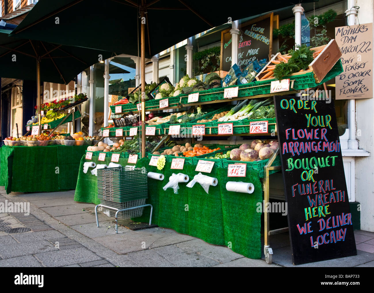 Gemüsehändler und Florist shop oder lagern in der typisch englische Marktstadt Marlborough Wiltshire England UK Stockfoto