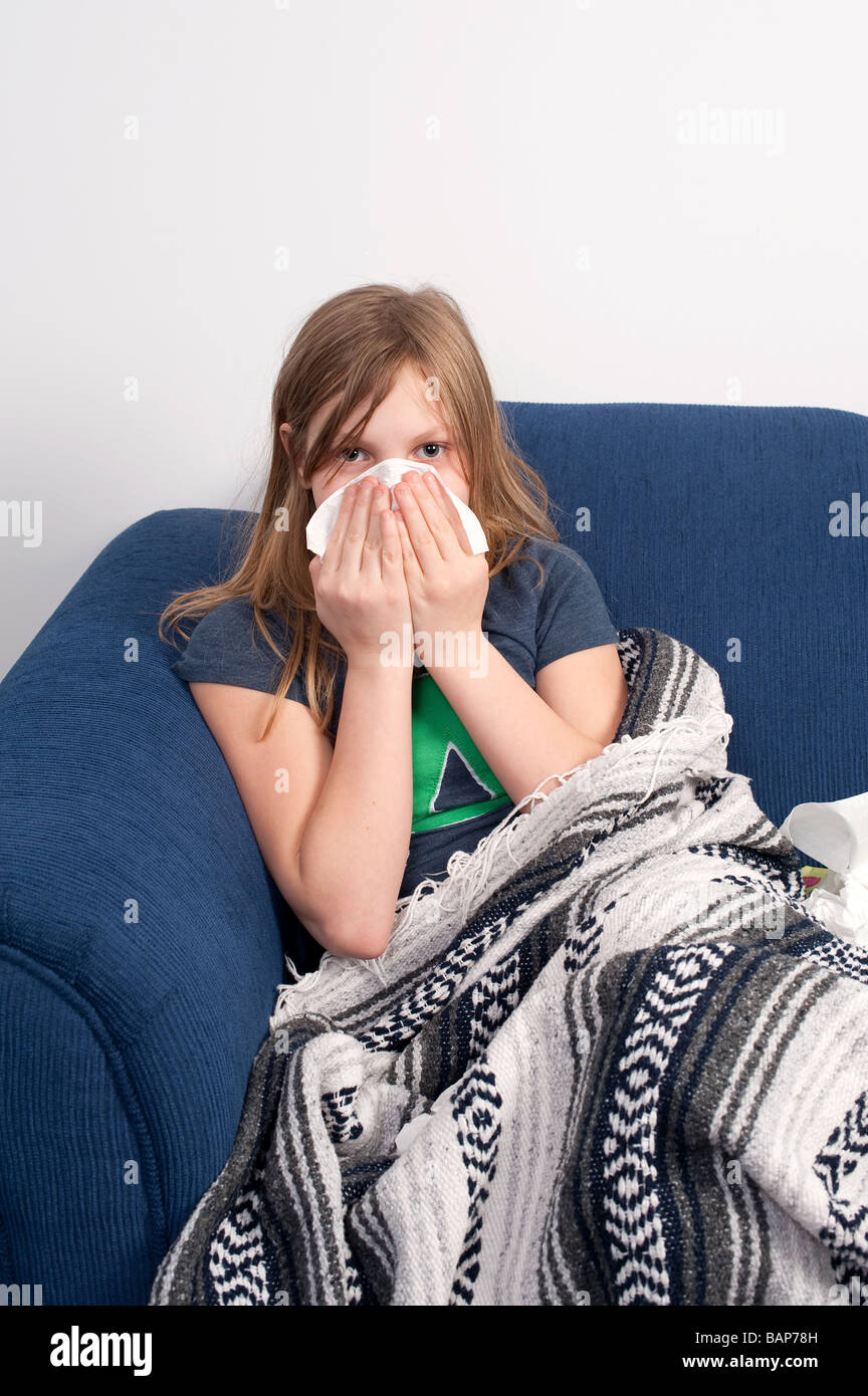 Ein junges Mädchen, das mit der Erkältung oder Grippe krank ist Stockfoto