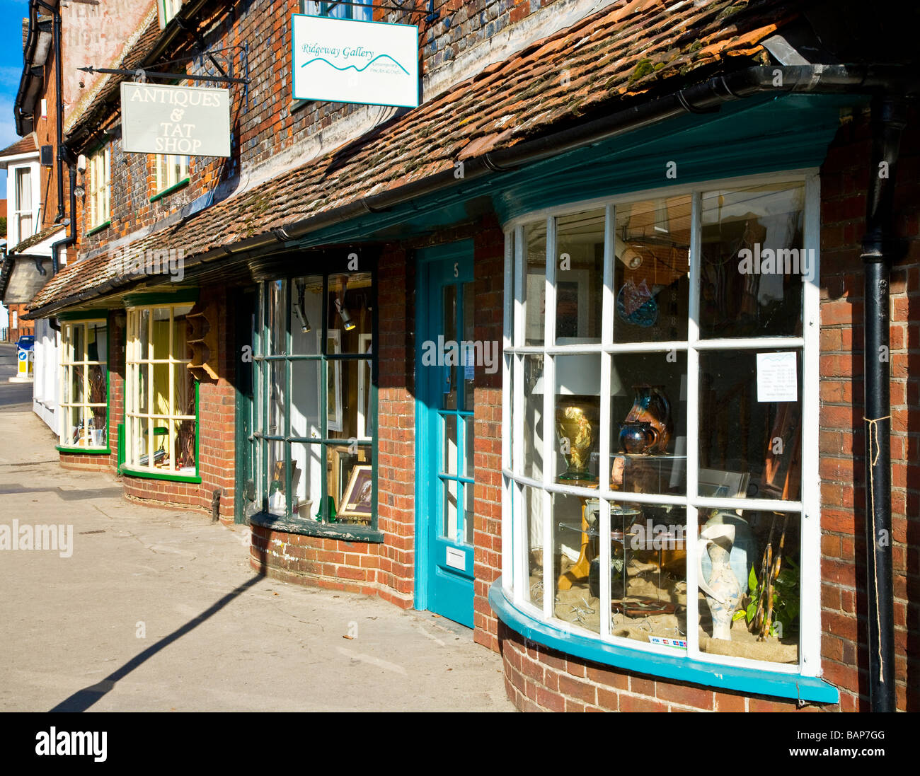 Eine Reihe von malerischen alten Bogen fronted Geschäfte in der typisch englische Marktstadt Marlborough Wiltshire England UK Stockfoto