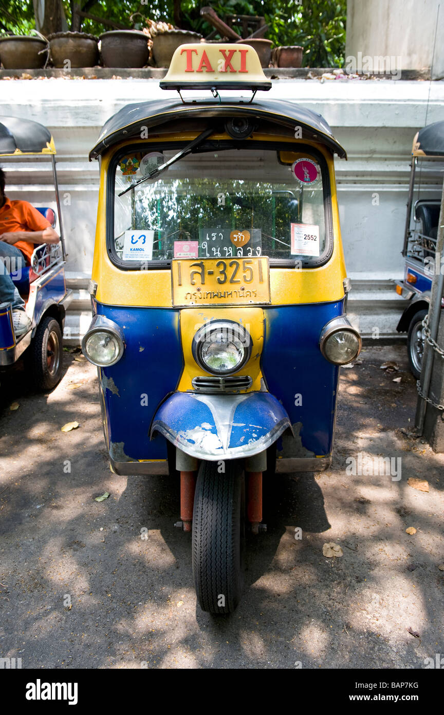 Tuk Tuk parkte in der Nähe von dem Amulett-Markt in der Nähe von Wat Mahathat, Bangkok, Thailand. Stockfoto