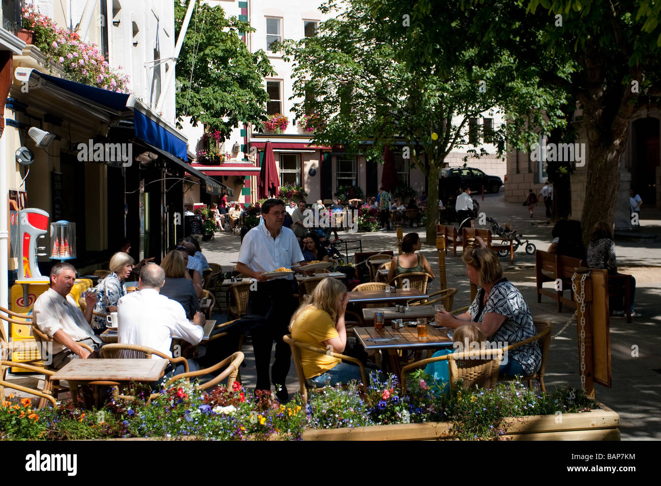 Eine Reihe von Fotografien in St Helier Jersey, The Channel Islands UK United Kingdom GB Großbritannien Royal Square Stockfoto