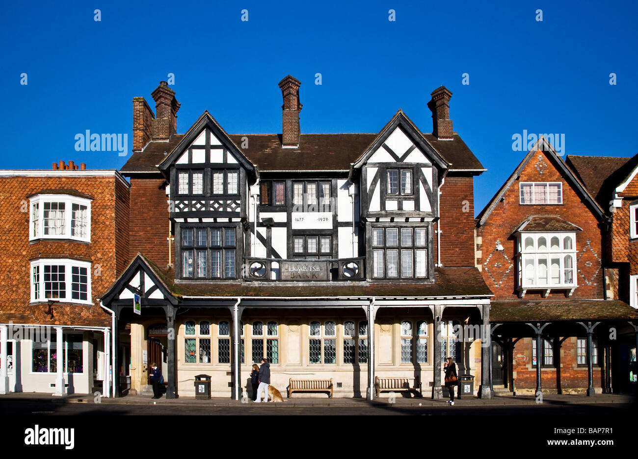 17. Jahrhundert Holz gerahmt Tudor Gebäude, heute Lloyds TSB Bank, in der High Street, Marlborough, Wiltshire, England, UK Stockfoto