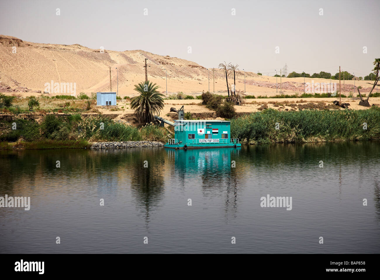 Schwimmende Pumpstation am Fluss Nil, Ägypten Stockfoto