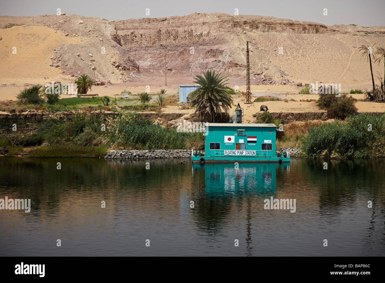 Schwimmende Pumpstation am Fluss Nil, Ägypten Stockfoto