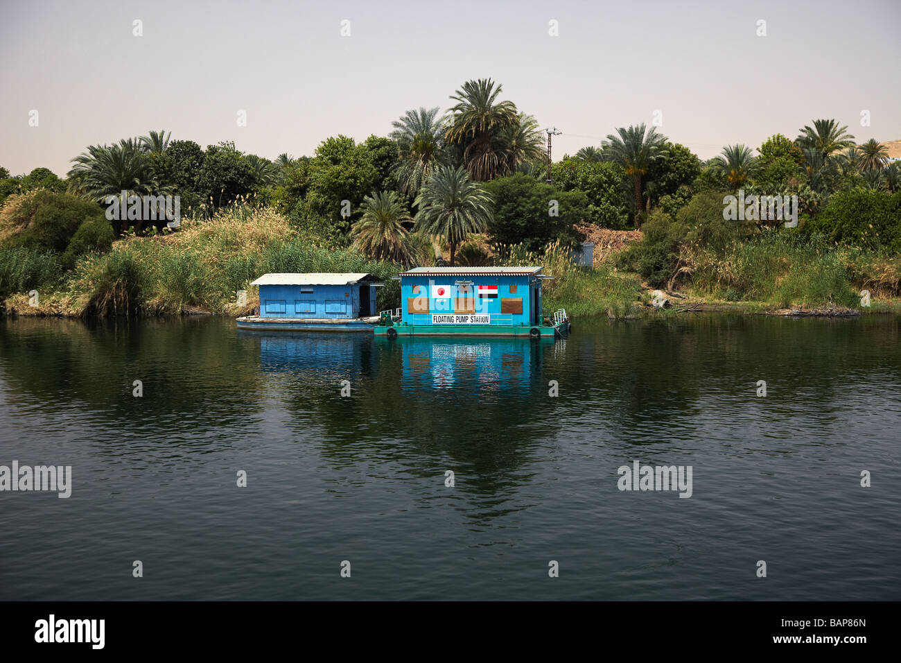 Schwimmende Pumpstation am Fluss Nil, Ägypten Stockfoto