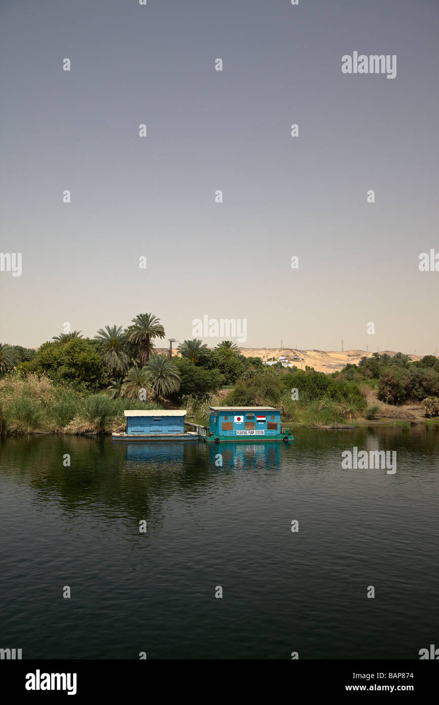 Schwimmende Pumpstation am Fluss Nil, Ägypten Stockfoto