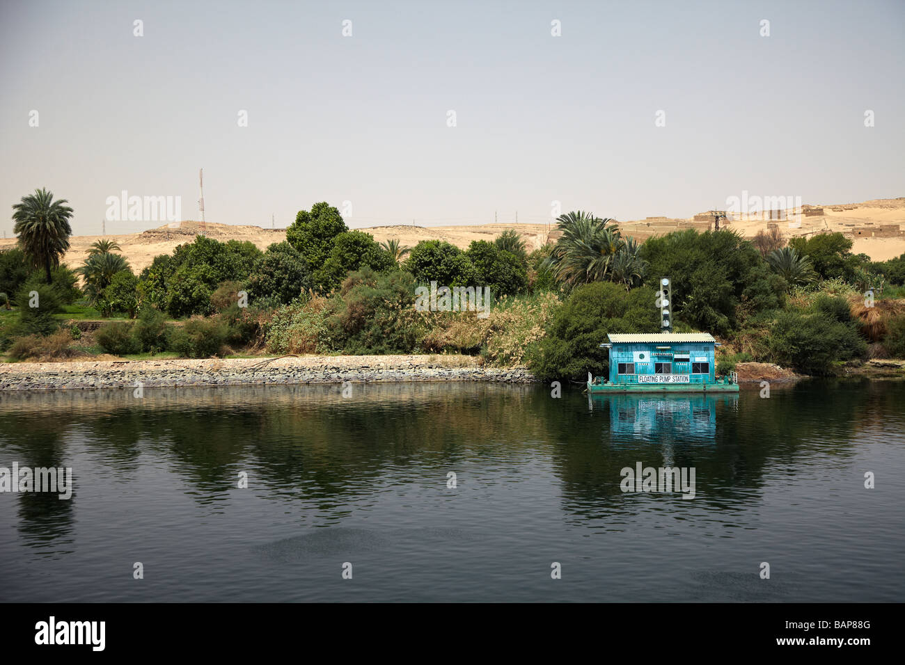 Schwimmende Pumpstation am Fluss Nil, Ägypten Stockfoto