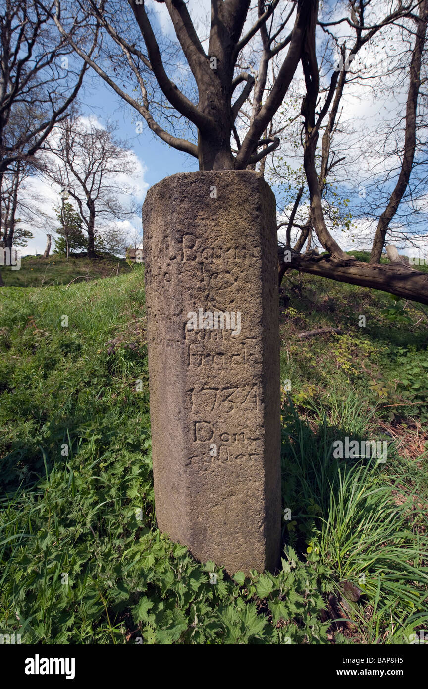 Alte steinerne Kilometerstand Wegpunkt auf Kreuzung am Hunshelf in der Nähe von Stocksbridge Stockfoto