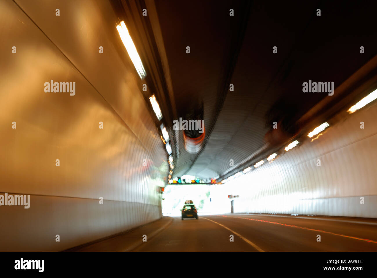 Anschluss an ein Auto unter einer u-Bahn-Tunnel mit absichtliche Bewegung verwischen Stockfoto
