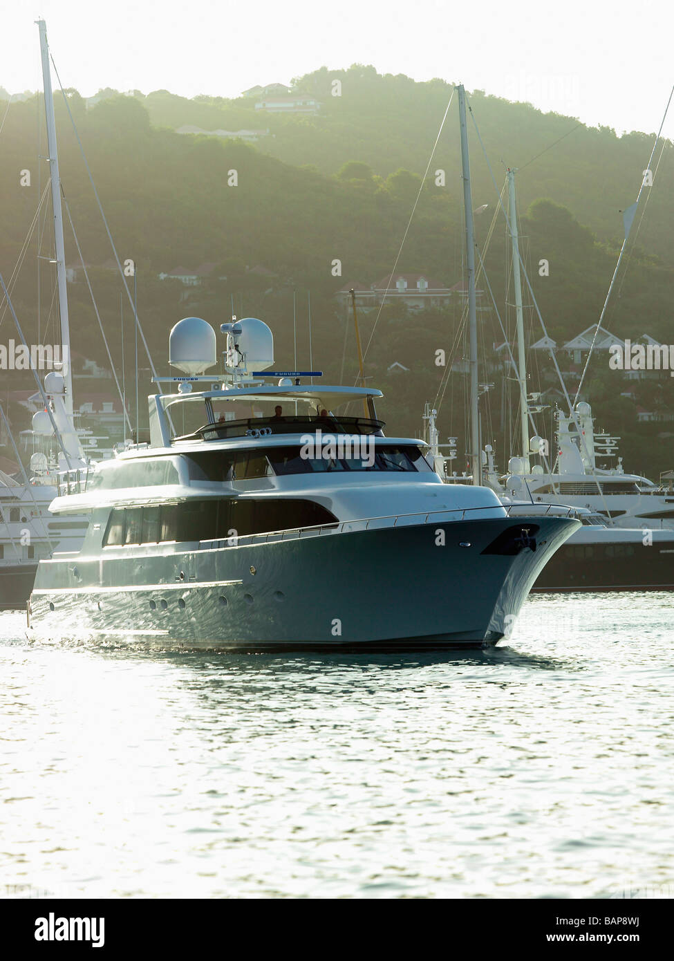 Superyacht Manövrieren im Hafen von Gustavia auf St. Barts Stockfoto
