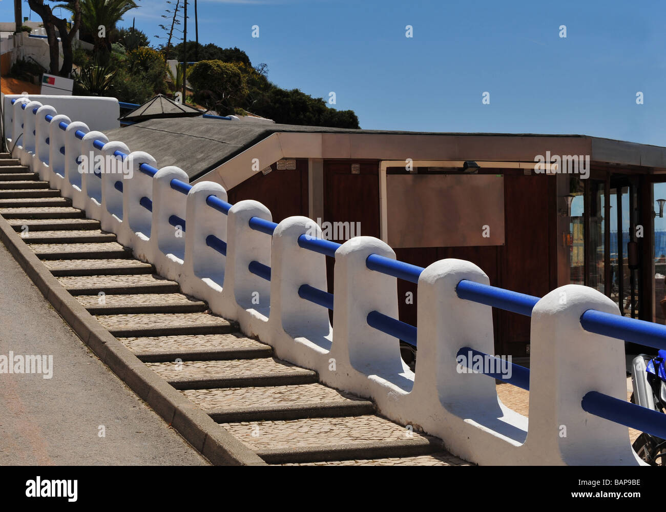 Carvoeiro, Algarve, Portugal.  Steile Straße steigt vom Strand entfernt. Stockfoto