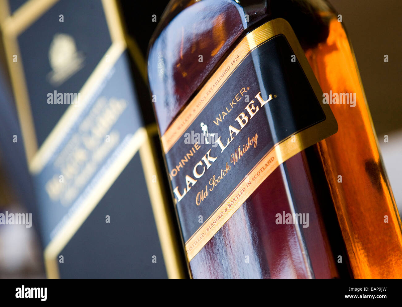 Flaschen Johnnie Walker Black Label Whisky auf dem Regal in einer off-Lizenz Stockfoto
