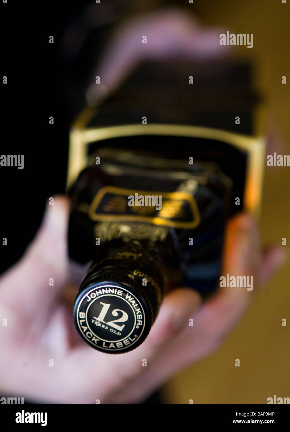Oben auf eine Flasche Johnnie Walker Black Label Whisky wird aus der Box entfernt. Stockfoto