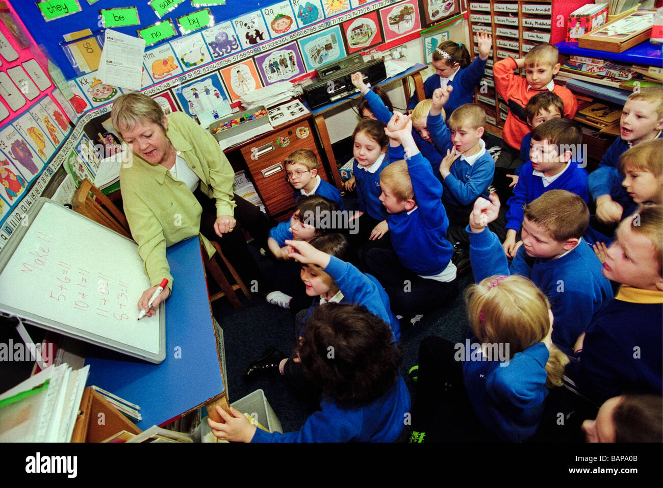 Schülerinnen und Schüler, die Mathematik von Lehrer im Unterricht der Grundschule in Rhondda Valley South Wales Großbritannien gelehrt Stockfoto