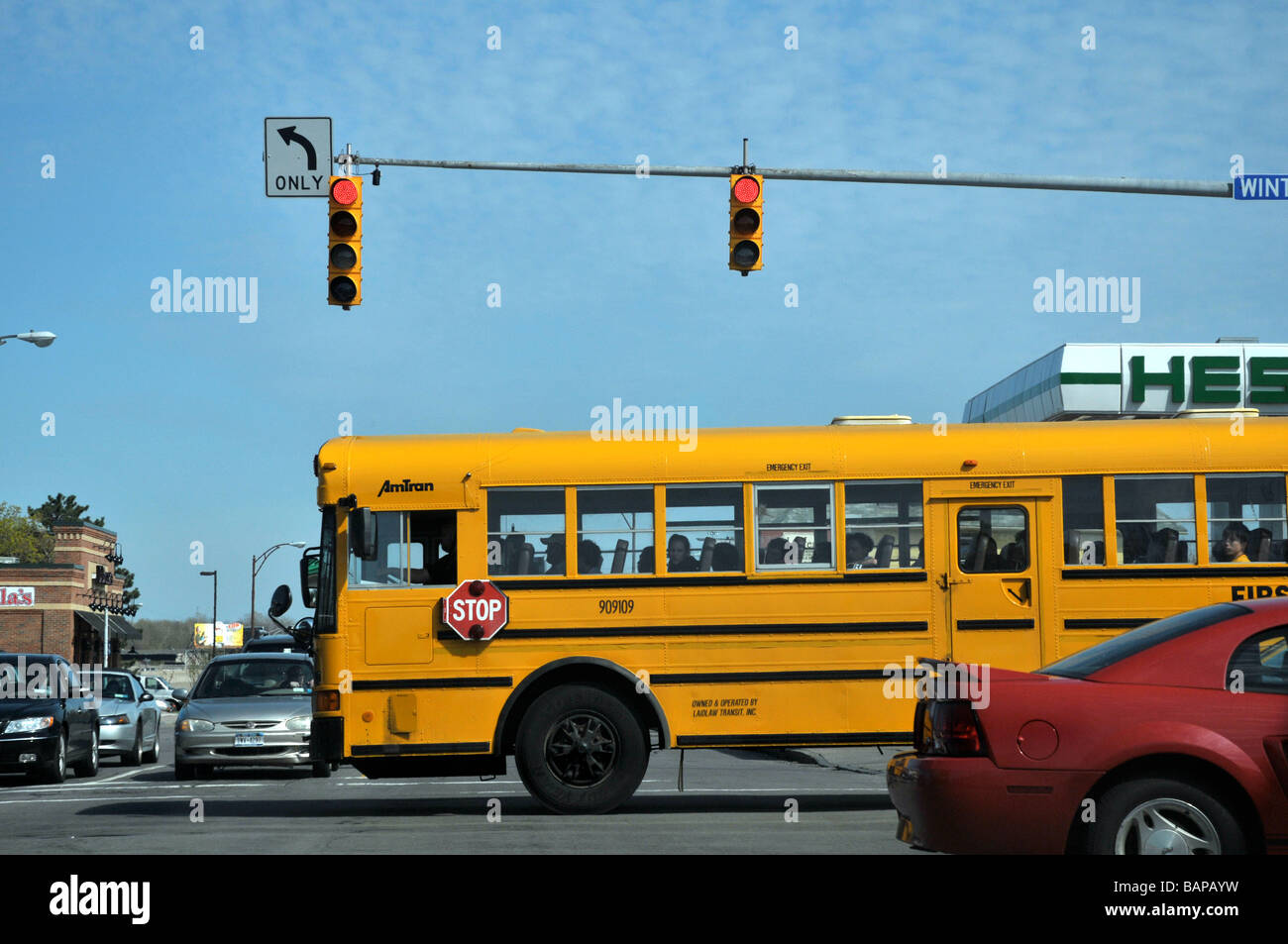 Schulbus an belebten Kreuzung. Stockfoto