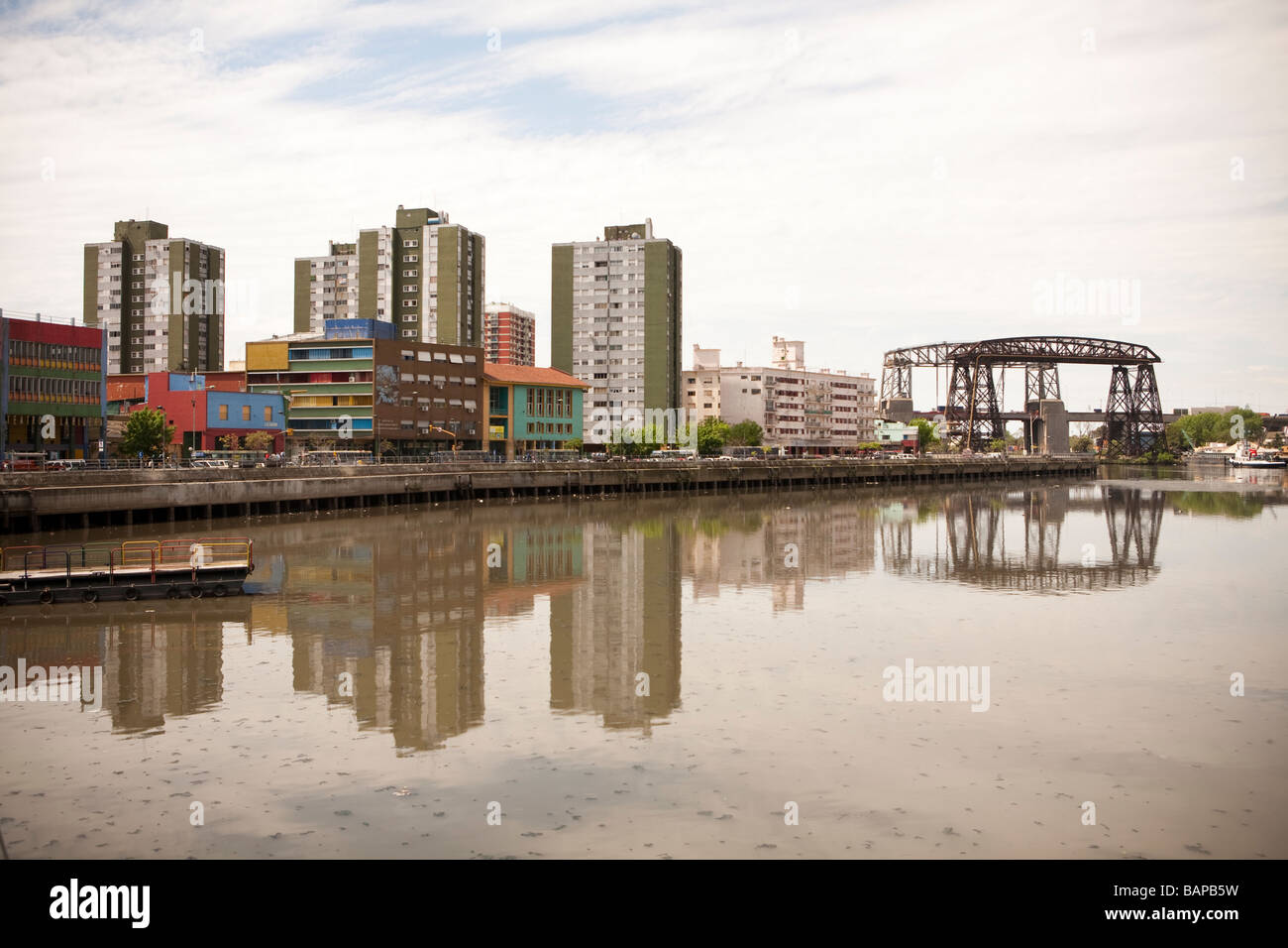 Blick auf La Boca, Riachuelo und Puente Nicolas Avellaneda in Buenos Aires Stockfoto