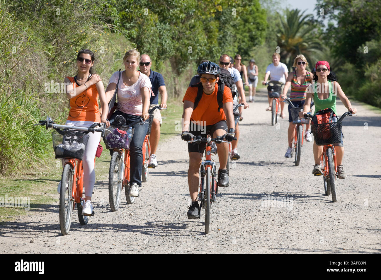 Eine Gruppe von Menschen zu befreien, auf Fahrrädern in der Reserva Ecologica in Buenos Aires, Argentinien Stockfoto