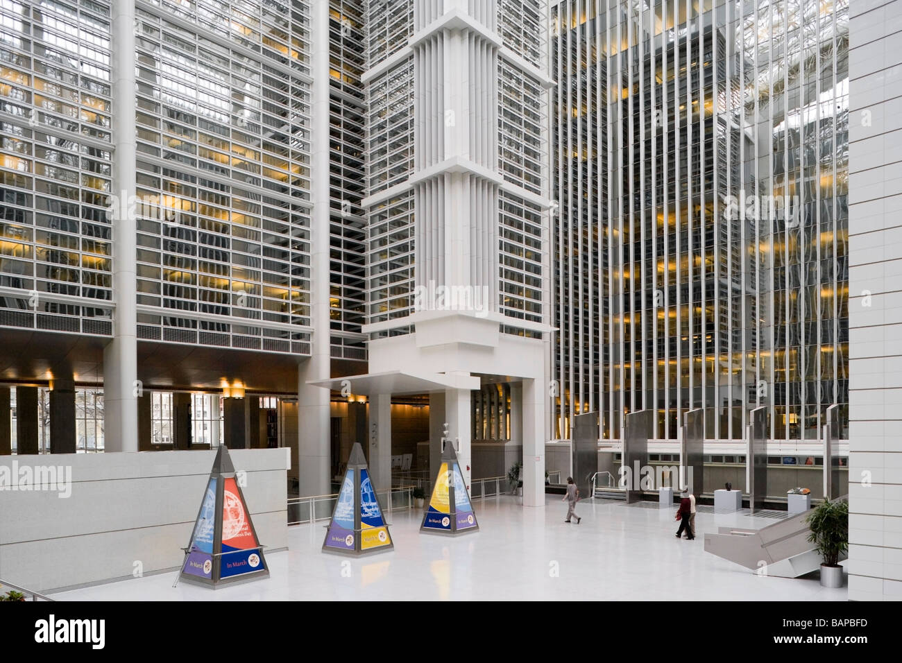 Weltbank Weltbank Hauptsitz Bürogebäude Interieur. Hauptgebäude-Atrium. Blick Richtung Eingang. Washington DC USA. Stockfoto