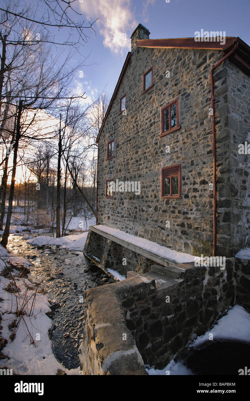 Ansicht der historischen Mühle bei Sonnenuntergang, Parc du Mont-Saint-Bruno, Quebec, Kanada Stockfoto