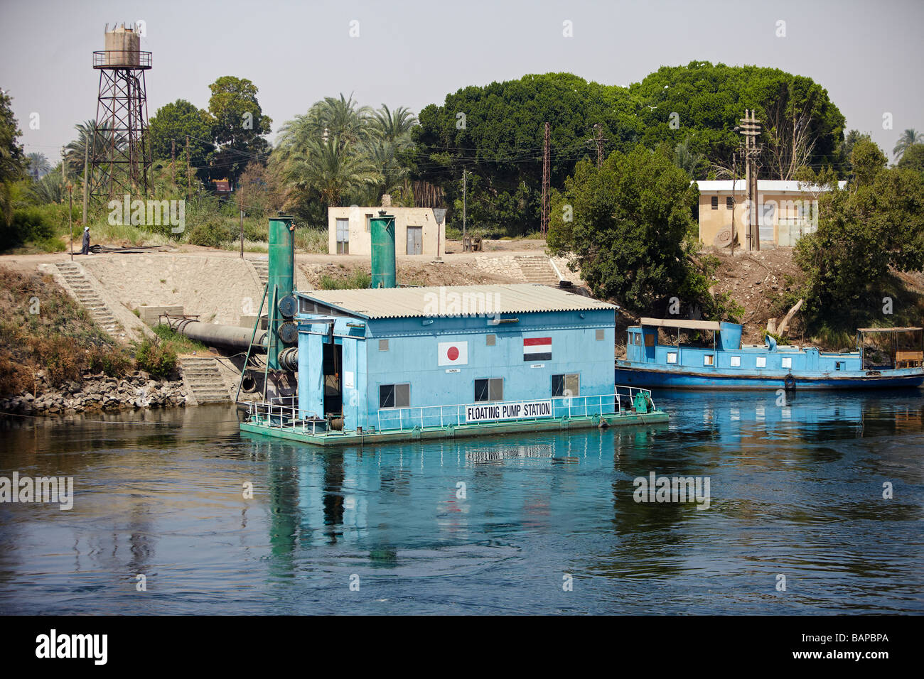 Schwimmende Pumpstation am Fluss Nil, Ägypten Stockfoto