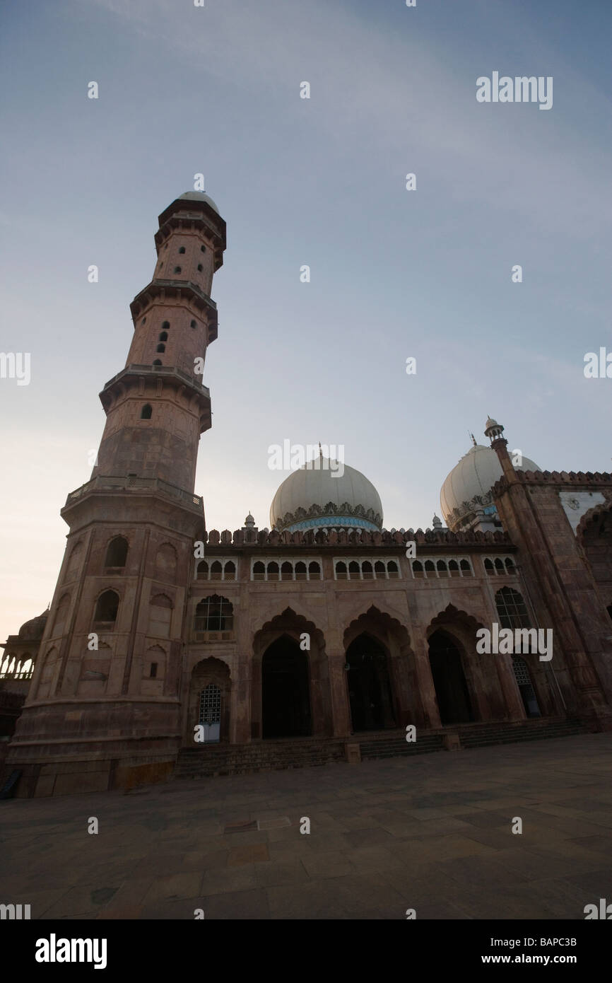 Niedrigen Winkel Blick auf eine Moschee, Tajul Masjid, Bhopal, Madhya Pradesh, Indien Stockfoto