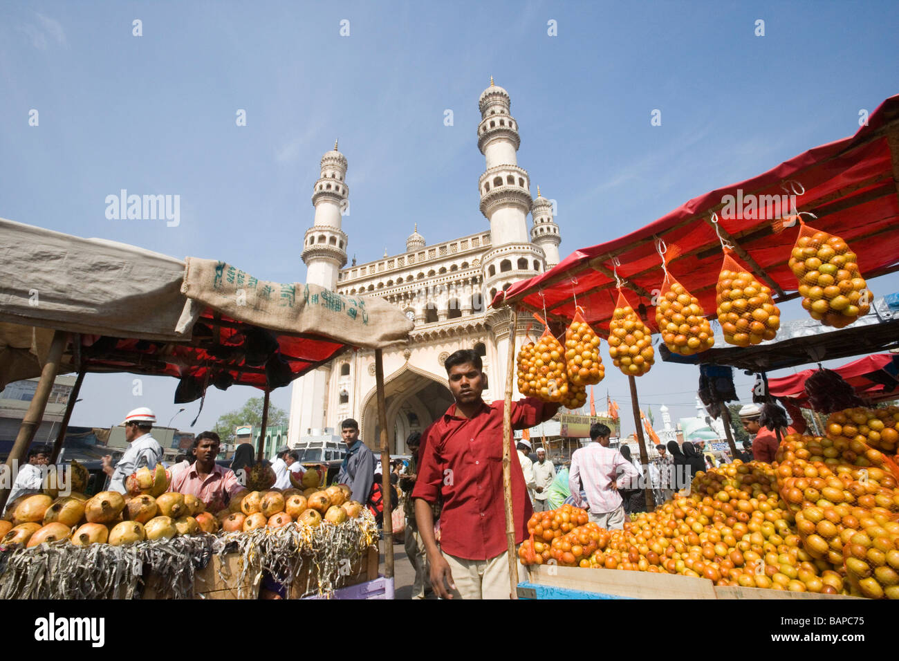 Marktstände vor einer Moschee, Charminar, Hyderabad, Andhra Pradesh, Indien Stockfoto