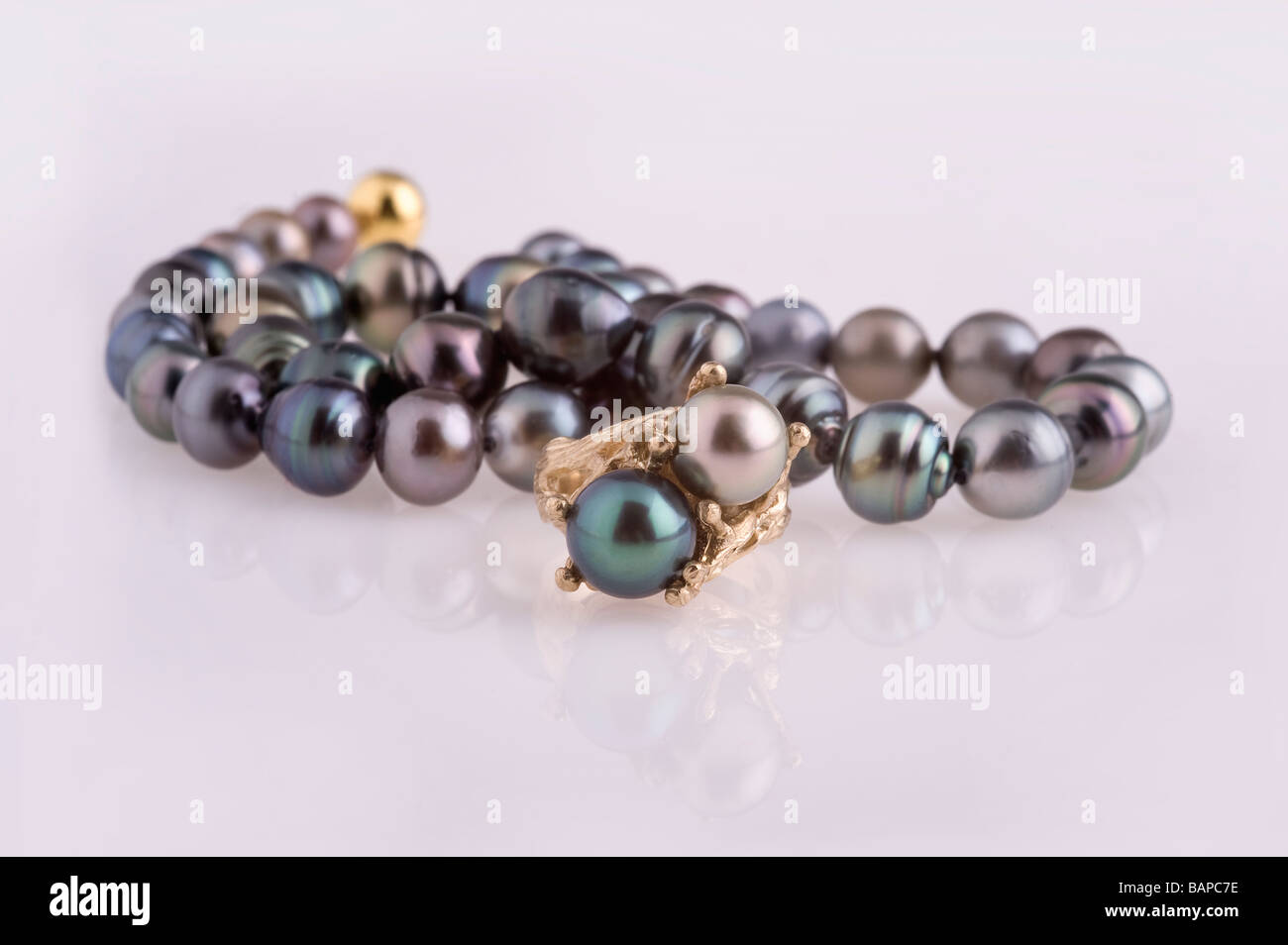 Perle ring, Wams - Silber/weiße Perle, schwarze Perle, in gold Einstellung mit schwarze Perlenkette Stockfoto