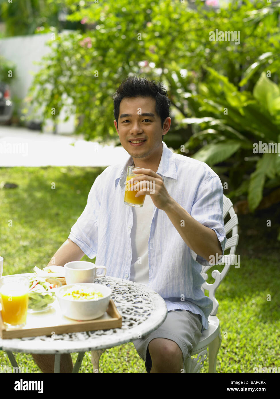 Mann mit einem Glas Orangensaft Stockfoto