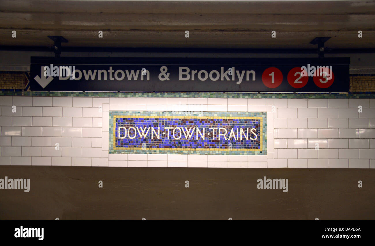 Mosaik Zeichen führt zu den Downtown-Züge in Richtung Brooklyn an der 42nd Street u-Bahnstation, Manhatten, New York Stockfoto